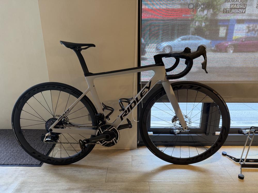 店內展示的白色碳纖維公路車